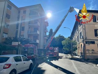 L'intervento dei vigili del fuoco per spegnere l'incendio che ha riguardato il tetto di un edificio di quattro piani in via Maspero a Varese L'intervento dei vigili del fuoco per spegnere l'incendio che ha riguardato il tetto di un edificio di quattro piani in via Maspero a Varese