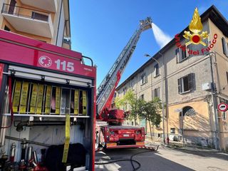 L'intervento dei vigili del fuoco per spegnere l'incendio che ha riguardato il tetto di un edificio di quattro piani in via Maspero a Varese L'intervento dei vigili del fuoco per spegnere l'incendio che ha riguardato il tetto di un edificio di quattro piani in via Maspero a Varese
