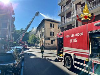 L'intervento dei vigili del fuoco per spegnere l'incendio che ha riguardato il tetto di un edificio di quattro piani in via Maspero a Varese L'intervento dei vigili del fuoco per spegnere l'incendio che ha riguardato il tetto di un edificio di quattro piani in via Maspero a Varese