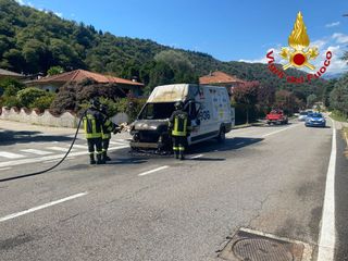 Furgone in fiamme sulla 394 a Brissago