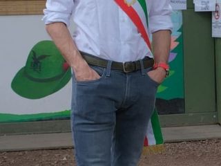 Il consigliere comunale Pepe con indosso la fascia tricolore