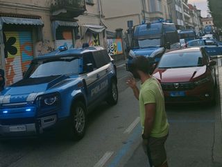 Alcuni mezzi delle Forze dell'Ordine presenti questa sera in via Como
