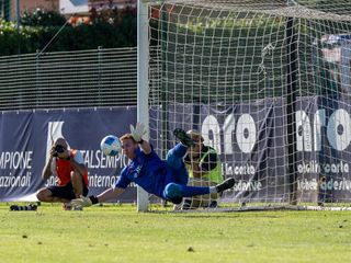 Il rigore parato da Lorenzi su Costante, il settimo della serie (foto Galbiati) Il rigore parato da Lorenzi su Costante, il settimo della serie (foto Galbiati)