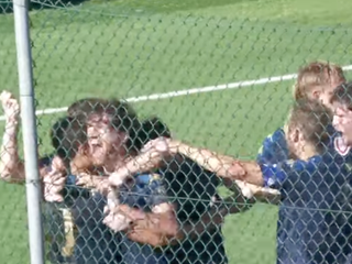 Guerini dietro la rete davanti alla curva biancorossa: è l'urlo del 2-0 Guerini dietro la rete davanti alla curva biancorossa: è l'urlo del 2-0
