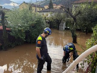 Qui e nelle prossime foto del Corpo Volontari di Protezione Civile - Nucleo Mobile di Pronto Intervento si lavora giorno e notte a Bisuschio per tornare alla normalità