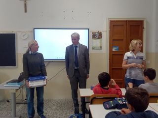 Primo giorno di scuola a Varese con il sindaco in visita alla primaria di Casbeno