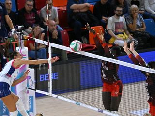 Scandicci-Uyba 3-1: alcune fasi del match (foto Lega Volley Femminile)