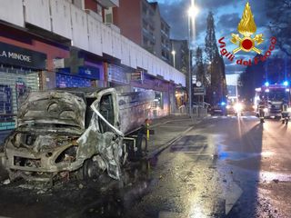 Le immagini dell'incendio del furgone a Gorla Le immagini dell'incendio del furgone a Gorla