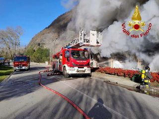L'incendio sviluppatosi in un grande negozio di via XXV Aprile a Laveno Mombello