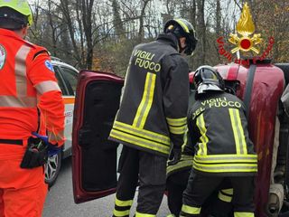 Le immagini dell'incidente di Solbiate Arno dove un'auto si è ribaltata