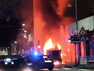 Le immagini dell'incendio del furgone a Gorla Le immagini dell'incendio del furgone a Gorla