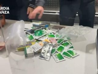 I controlli degli operatori e parte del materiale sequestrato I controlli degli operatori e parte del materiale sequestrato