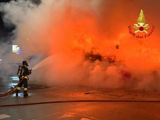 L'autobus in fiamme a Sesto San Giovanni e l'intervento dei vigili del fuoco