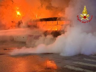 L'autobus in fiamme a Sesto San Giovanni e l'intervento dei vigili del fuoco
