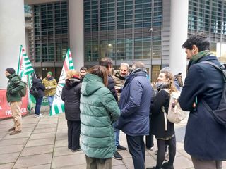 La manifestazione di protesta dei lavoratori della Beko in piazza al Pirellone
