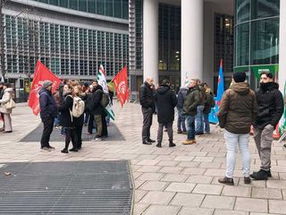 La manifestazione di protesta dei lavoratori della Beko in piazza al Pirellone