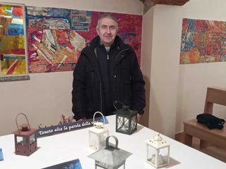 Don Walter in visita alle lucine di Leggiuno