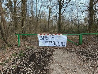 I cartelli comparsi nei boschi dello spaccio a Morazzone