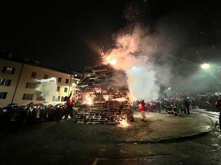 Le immagini del Falò di Sant'Antonio questa sera in piazza della Motta a Varese
