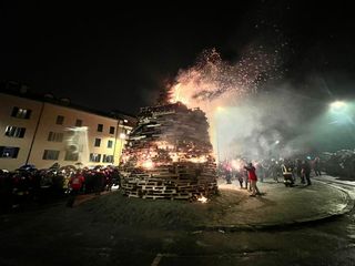 Le immagini del Falò di Sant'Antonio questa sera in piazza della Motta a Varese