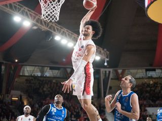 Nkamhoua vola a canestro (foto Averna) Nkamhoua vola a canestro (foto Averna)