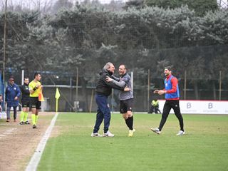 Piana-gol corre dal tecnico grigio Merlo e poi sotto i tifosi grigi a festeggiare l'1-0 (foto Galbiati)