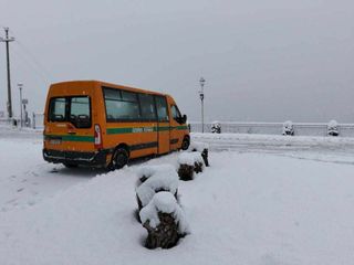 Un mezzo di Autolinee Varesine nella neve di piazzale Pogliaghi al Sacro Monte e, sotto, prima del grande albergo al Campo dei Fiori