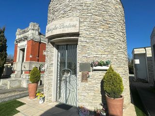 La tomba del cimitero di Cesenatico dove riposa Marco Pantani