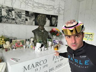 Martino sulla tomba di Marco nel giorno di San Valentino con il casco su cui è raffigurato il Pirata