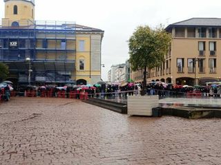 L'attesa in piazza Santa Maria a Busto