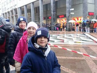 L'attesa dei più piccoli per il passaggio della torcia