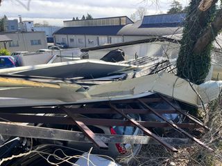In via Astico alcune lamiere sono volate contro delle auto in sosta In via Astico alcune lamiere sono volate contro delle auto in sosta