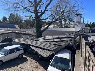 In via Astico alcune lamiere sono volate contro delle auto in sosta In via Astico alcune lamiere sono volate contro delle auto in sosta