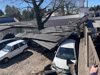 In via Astico alcune lamiere sono volate contro delle auto in sosta In via Astico alcune lamiere sono volate contro delle auto in sosta
