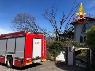 I vigili del fuoco sono stati chiamati a una settantina di interventi per il vento in provincia di Varese I vigili del fuoco sono stati chiamati a una settantina di interventi per il vento in provincia di Varese