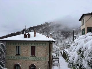 Il Borgo che sorveglia Varese nella mattinata di oggi, domenica 15 marzo (foto Livio Lonati/1)