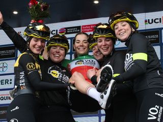 La vincitrice sul podio del Piccolo trofeo Binda - Valli del Verbano (foto Ghilardi)