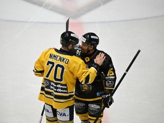 Il bellissimo saluto di Nimenko a capitan Vanetti, che torna in pista stringendo i denti dopo un anno (Foto Galbiati)