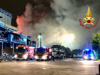 Le immagini dell'incendio di Bollate
