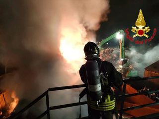 Le immagini dell'incendio di Bollate