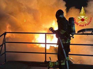Le immagini dell'incendio di Bollate