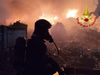 Le immagini dell'incendio di Bollate