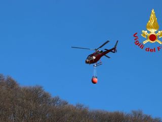 Le immagini dell'incendio nei boschi sopra Laveno Mombello Le immagini dell'incendio nei boschi sopra Laveno Mombello
