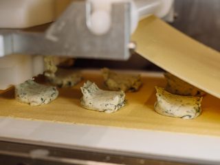 Il ripieno dei "giganti" Scoiattolo in produzione Il ripieno dei "giganti" Scoiattolo in produzione