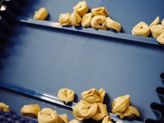Tortelloni in produzione Tortelloni in produzione