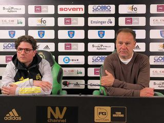 Il dg Max Di Caro e l'allenatore Spilli in conferenza stampa dopo la salvezza
