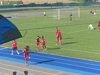 Tutti su Monteiro Barbosa dopo il 2-1 (qui e nella foto successiva) Tutti su Monteiro Barbosa dopo il 2-1 (qui e nella foto successiva)