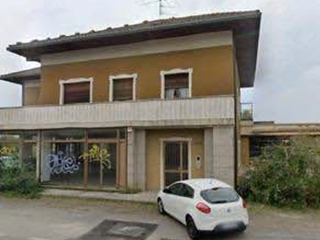 L'esterno della ex concessionaria Terziroli/1