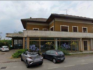 L'esterno della ex concessionaria Terziroli/3