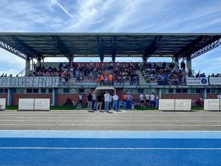 La tribuna di Soncino a un'ora dal via della finale (Foto Alessandro Umbertto La tribuna di Soncino a un'ora dal via della finale (Foto Alessandro Umbertto